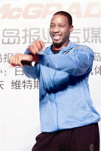 麦迪见球迷跳江南Style要留在青岛直到夺冠(图)
