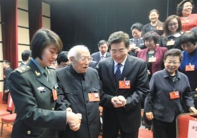 十八大“最小代表”焦刘洋看望年龄最大代表焦若愚