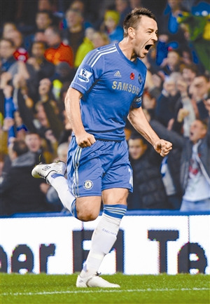 特里重伤4万人起立鼓掌赛后拄拐重返球场图