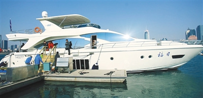 麦蒂游艇上享受“豪华一日游”大赞沿海风光(图)