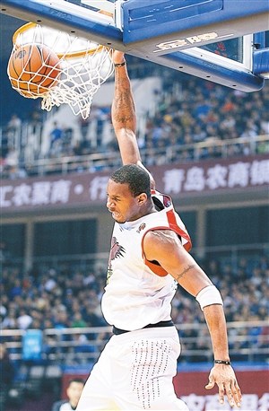 麦迪CBA首秀献滑翔劈扣劝队友别太依赖自己(图)