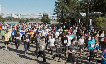 东京举办慈善赛跑活动多国驻日大使捧场支持