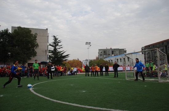 杨威走进武汉校园足球当门将遭学生“轰炸”(图)