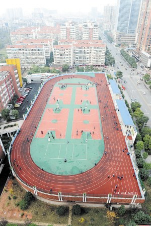 长沙学校操场也玩“穿越”体育场建在楼顶(图)