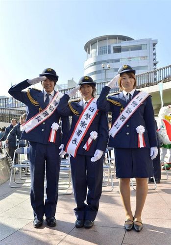 日本女足队员短裙制服亮相街头 客串当警察(图)