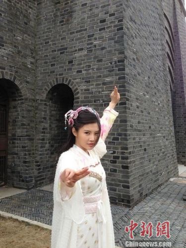 篮球宝贝变身白衣侠女性感女神亦英气十足(图)