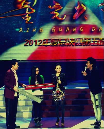 潘晓婷黑丝录星光大道春节档被赞时尚组合(图)