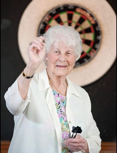 92岁老太苦练52年飞镖与年轻人比试仍常胜(图)