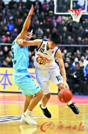 广东男篮全华班挑落新疆苏伟砍15分获主帅称赞