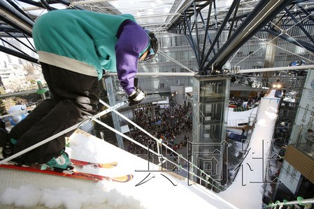 滑雪跳台现身东京商业区12岁选手表演引欢呼