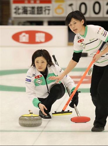 日本冰壶赛美女大比拼各路选手惊艳赛场(组图)(5)
