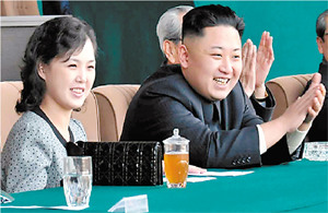 金正恩偕夫人看朝鲜男足全神贯注兴奋鼓掌(图)