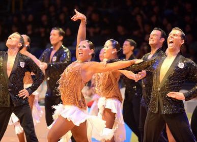 运动舞蹈大赛德国惊艳美女舞者热辣扭翘臀(图)