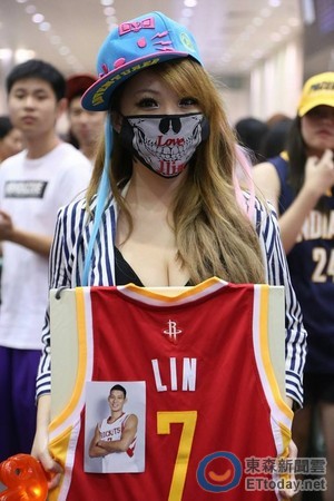 �������̨��Ů��˿�Ըнӻ��������޽�����ͼ��