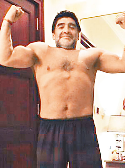 马拉多纳成功减肥40斤球王镜子前大秀肌肉(图)
