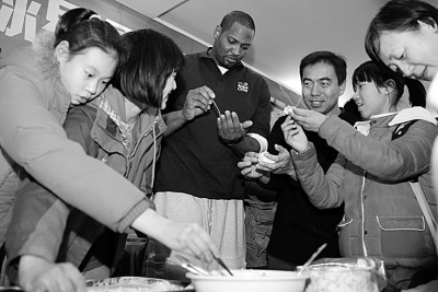 霍里与球迷互动跟小球迷学包饺子(图)