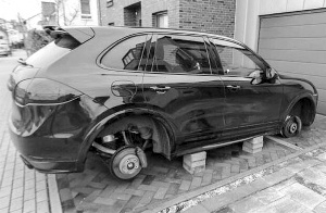 莱万爱车四车轮被盗疑是多特蒙德球迷所为(图)