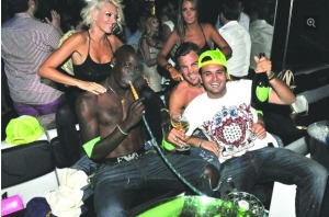 巴洛特利又在夜总会闹事威胁记者不要拍照(图)