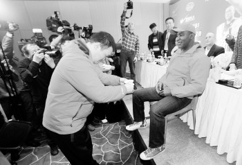 张君龙向师父霍利菲尔德三鞠躬行斟茶礼(图)