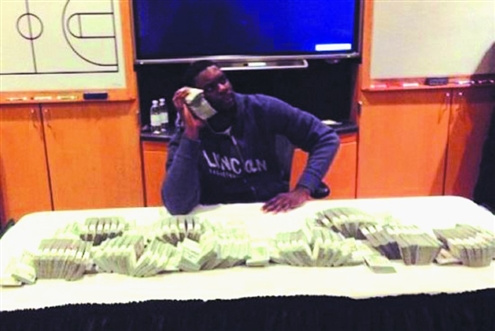 斯蒂芬森网上晒钱NBA球星用假美金“炫富”(图)