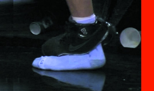 吉诺比利防守出意外球鞋裂开导致光脚跑步(图)