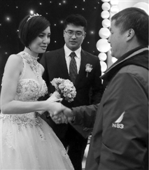 吴鹏迎婚宴:朱志根亲自迎亲孙杨送签名泳帽(图)