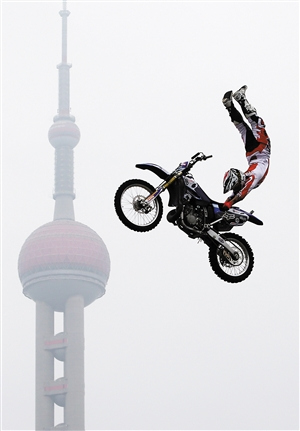 “外滩摩托飞跃秀”上海举行澳选手空中腾跃(图)