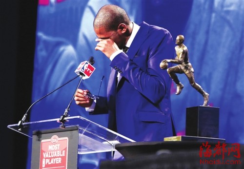 杜兰特获mvp泪奔谢妈妈发布会上几度哽咽图