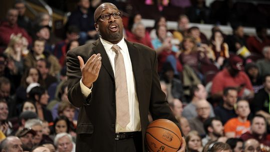 骑士正式解雇主帅布朗詹皇昔日恩师再度遭弃