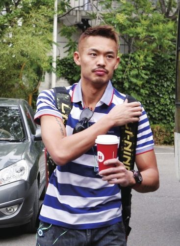 林丹帅气出征时尚墨镜+红发展示大哥风范(图)