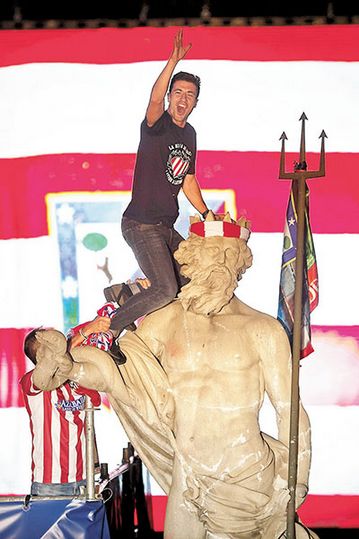 马竞夺冠巡游极其兴奋 队长爬海神雕像庆祝(图)