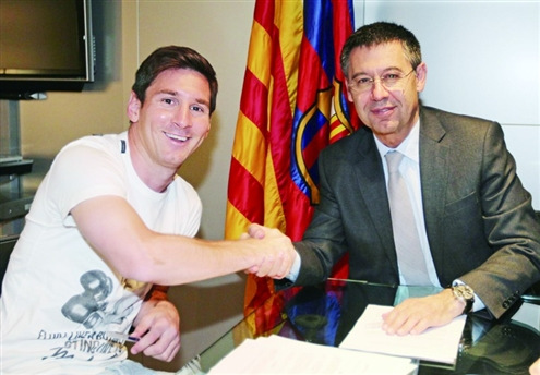 西媒：梅西4个赛季合同总值5.55亿欧|白菜的价格？ 梅西首合同曝光：连续4届金球奖年薪不足50万？不要