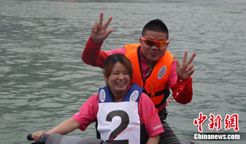 CPL赛场情侣档浓情又蜜意群众参与欢笑多(图)