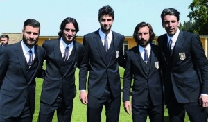 绿茵男神比帅耍酷意大利队黑西装干净利落(图)