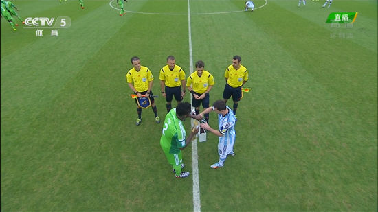 生日快乐!赛场温馨一幕尼日利亚队长给梅西送礼