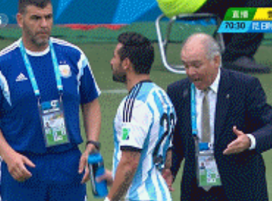 阿根廷主帅威信扫地?队员故意挤老帅一脸水(图)