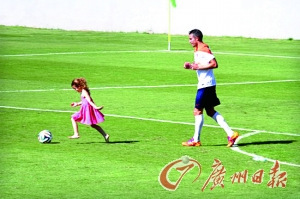 范佩西教女儿踢足球被假动作直接晃过(图)