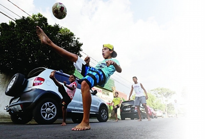 巴西贫民窟“球星”云集中国足球恐永难赶上(图)