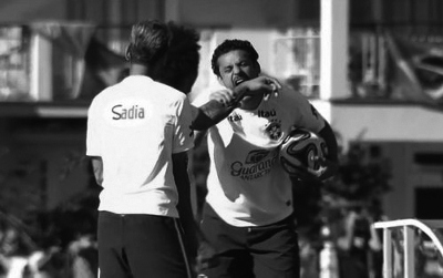 世界杯赛场“牙亮”各国球迷球星争相模仿(图)