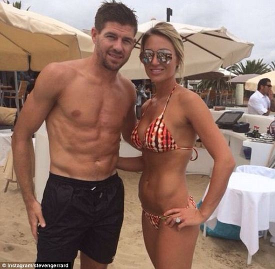 杰拉德怀抱佳人海边度假娇妻泳装性感出镜(图)