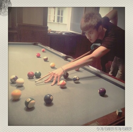 徐静蕾晒吴亦凡打台球照:他自称专业球手(图)
