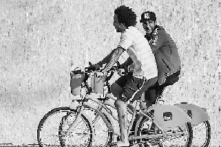 内马尔骑自行车转悠队医:他最需要的是休息(图)