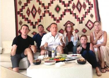 奥巴马“旷工”走进大厅与200名员工同看球(图)