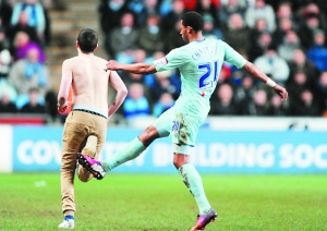 “入侵”赛场花样多:跳伞有创意小动物来捣乱(图)