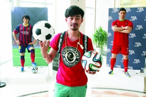 球迷收集12届世界杯比赛用球包酒店为看球(图)