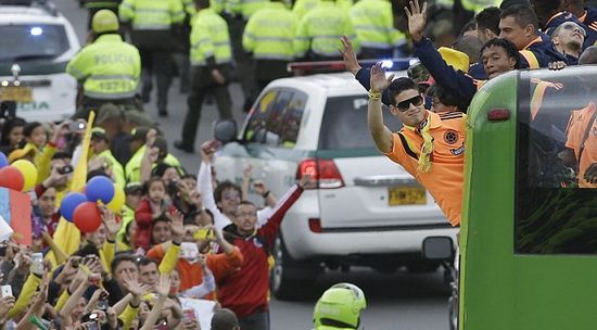 ���ױ���������һĻ�����Ͻ�ӭ�ӹ��Ҷӣ�ͼ��