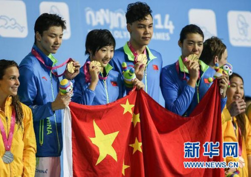 奥运冠军惊艳亮相青奥游泳比赛中国摘混合接力金牌