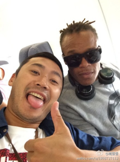 高雷雷晒与“野猪”戴维斯合影:少林寺走起(图)