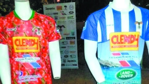 西班牙现奇葩球衣上衣由西红柿色拼凑而成(图)