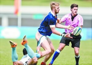 青奥男子橄榄球法国队员裤子被扯下仍比赛(图)